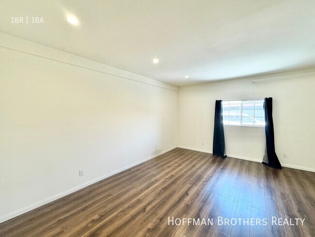 Building Photo - 1023 Larch St