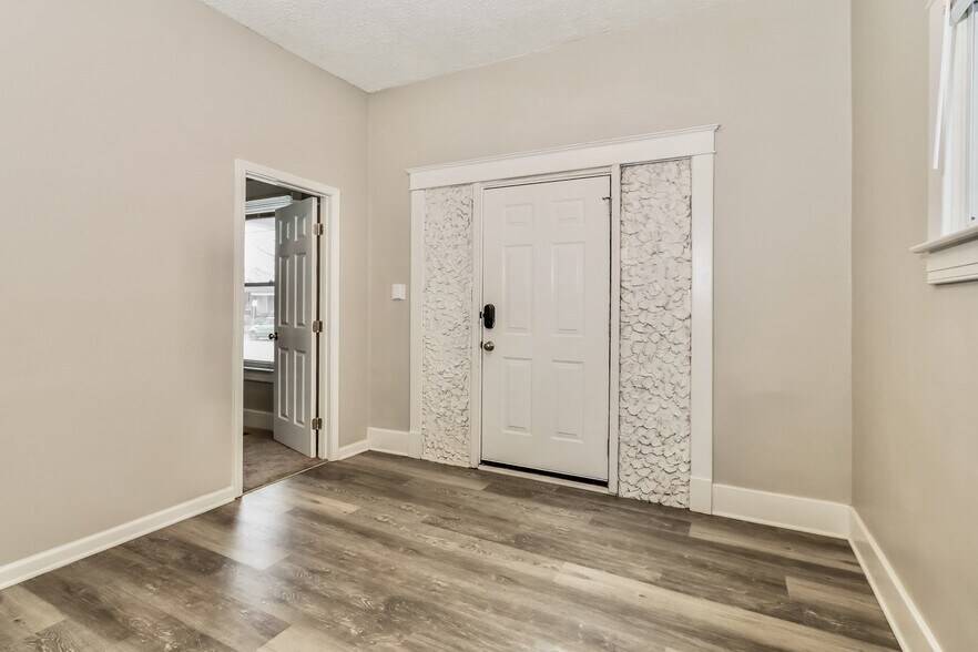 Building Photo - 2320 W Hill St