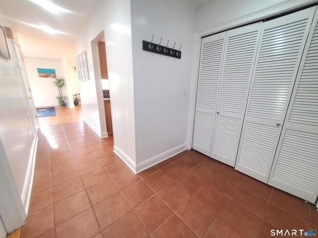 Building Photo - 1093 Shippan Ave