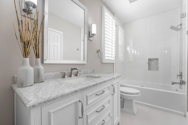 Building Photo - 121 Palm Cir