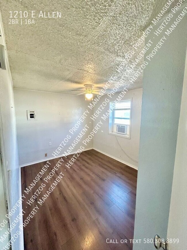 Building Photo - 1210 E Allen-