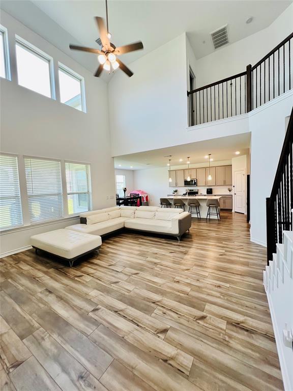 Building Photo - 15826 Dove Holw Dr