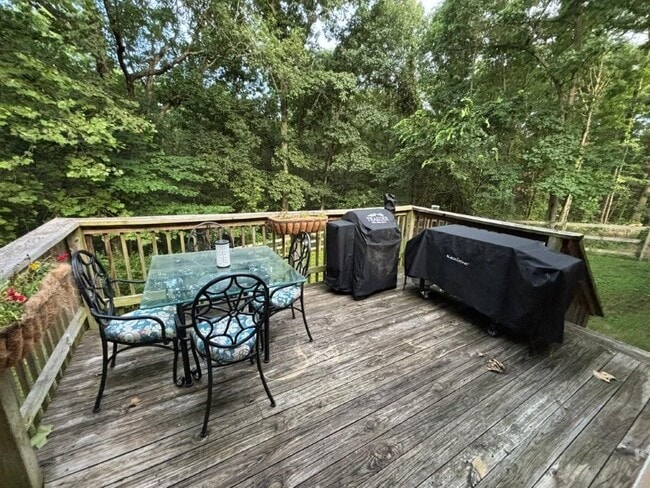 Building Photo - 6 Hart Ln