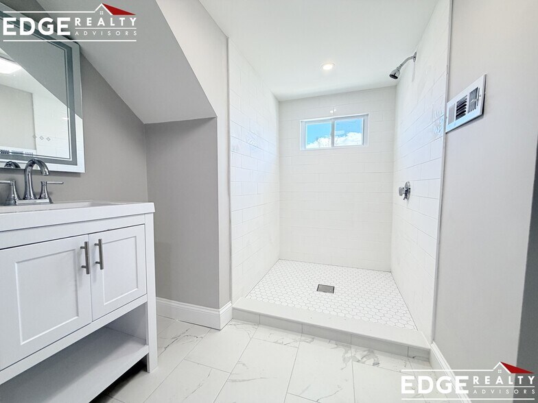 Building Photo - 66 Hunnewell Ave