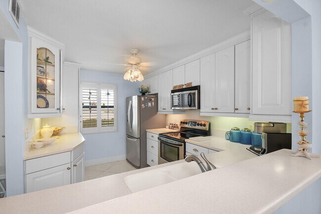 Building Photo - 9940 S Ocean Dr