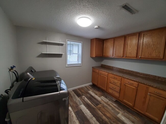Building Photo - 3 Bedroom, 1 Bathroom in the Norwoodville ...