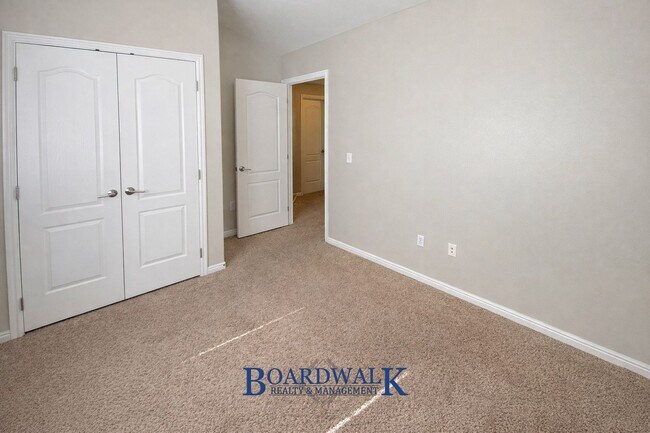 Building Photo - Beautiful 3 Bedroom Townhome End Unit in Draper!