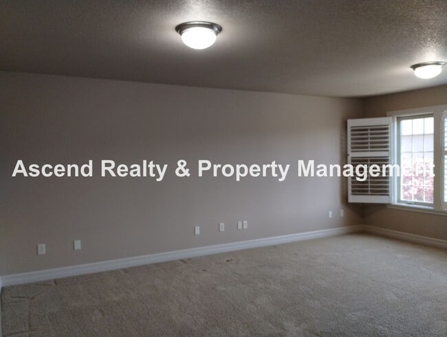 Building Photo - Elegant & Spacious 4 Bed & Bonus Home Buil...