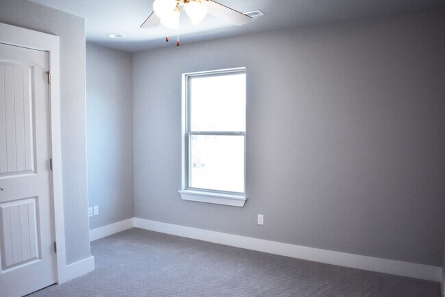 Building Photo - Luxurious 4 Bedroom, 3.5 Bathroom Home In Fayetteville, AR