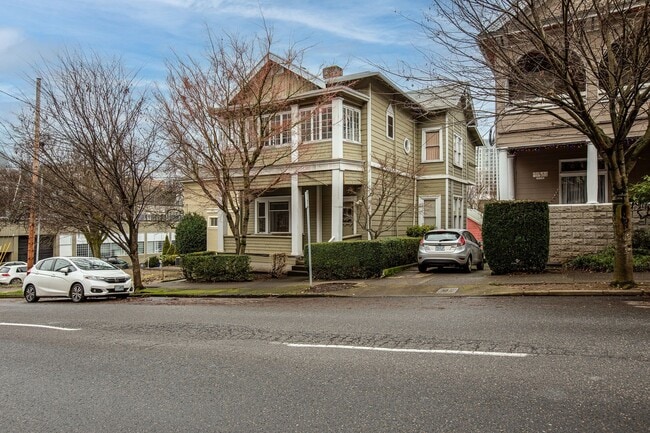 Building Photo - Charming Studio in Prime Goose Hollow Location