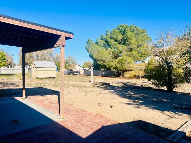 Building Photo - 3 bedroom 2 bathroom Home in the City of Hesperia!