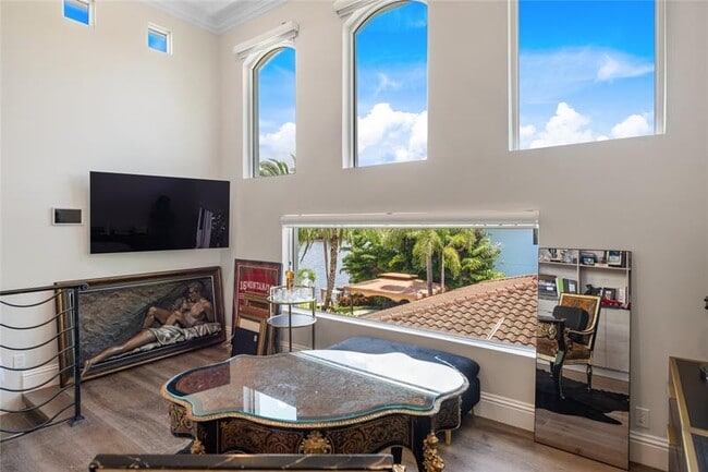 Building Photo - 2307 N Riverside Dr