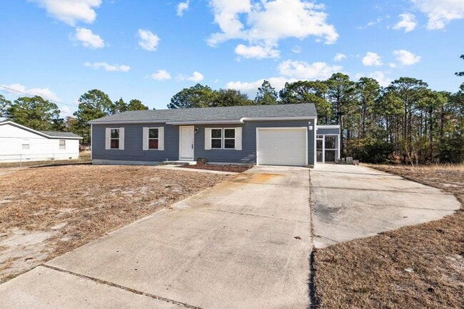 Building Photo - Newly Remodeled Hubert Home