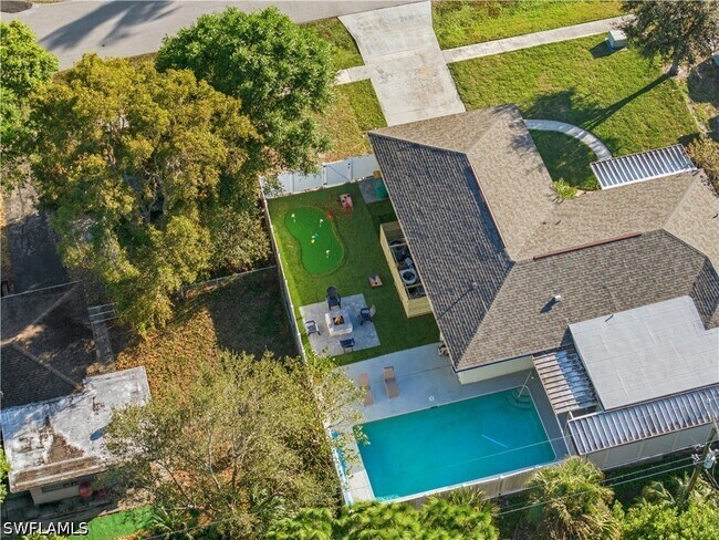 Building Photo - 2473 Poinciana St