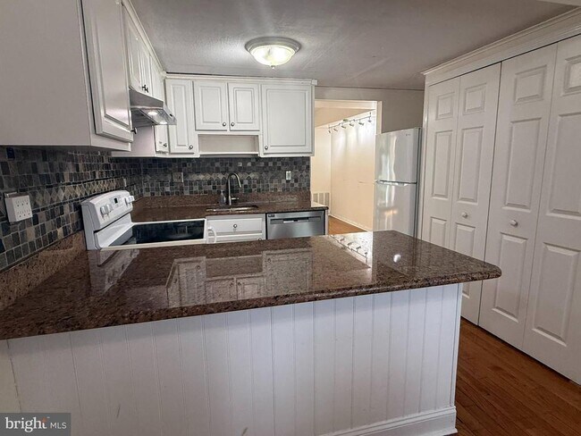 Building Photo - 1080 Pendleton Ct