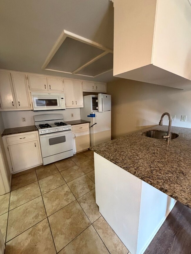 Building Photo - 3/2 with backyard (llarda)