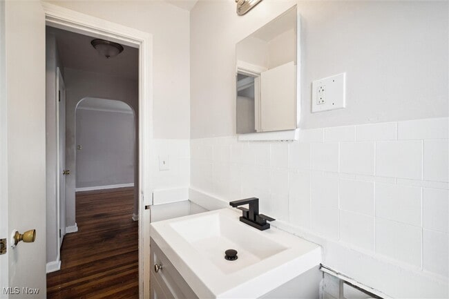 Building Photo - 5215 E 115th St