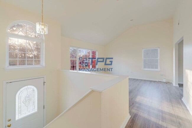 Building Photo - 33 Viking Ave