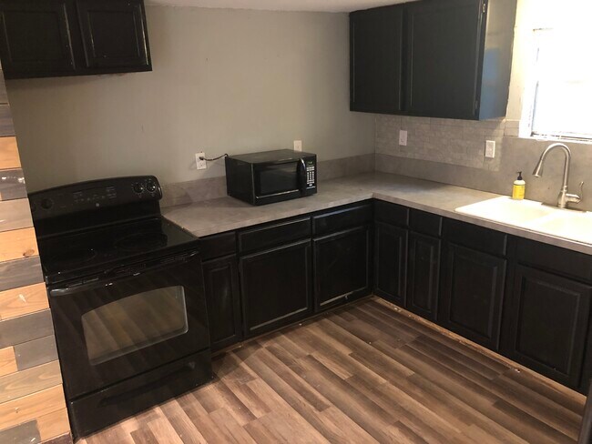 Building Photo - 402 E Walnut St