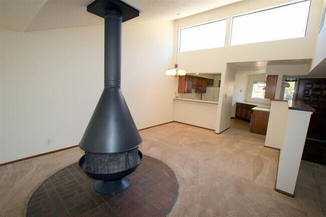 Building Photo - 830 Live Oak Rd NE