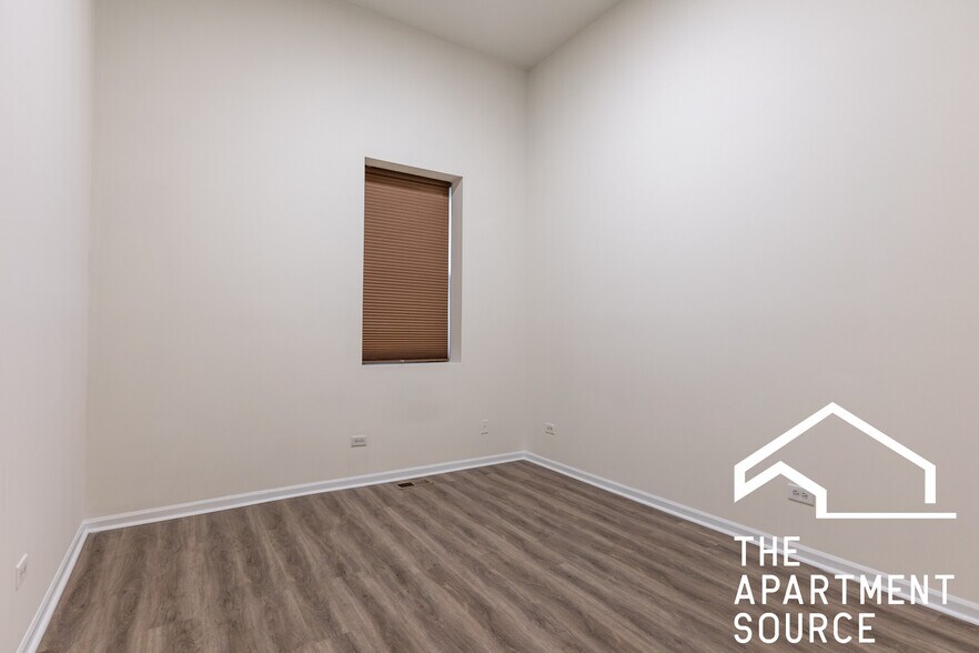 Building Photo - 1260 N Greenview Ave