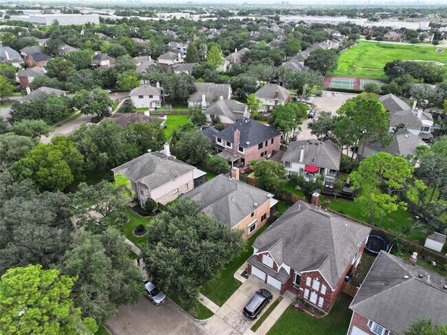 Building Photo - 16322 Red Oak Dr