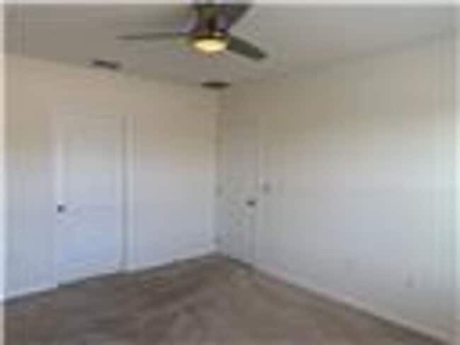 Building Photo - Tavares