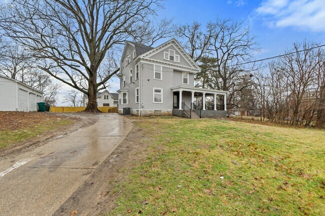 Building Photo - 2978 Wardall Ave