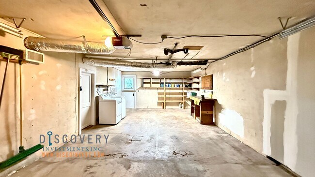 Building Photo - Attractive Mid-Century Modern Dimond Distr...