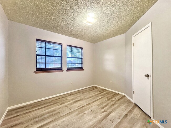 Building Photo - 501 Ridge Dr