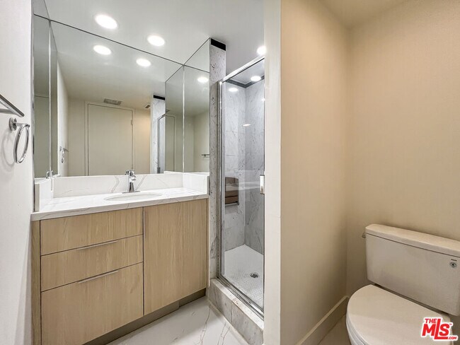 Building Photo - 320 N Maple Dr
