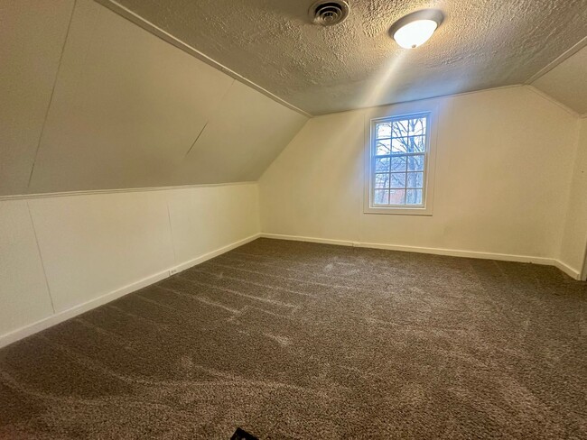 Building Photo - 5 bed 2 bath Single Family Home in Wausau