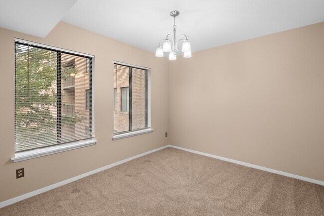 Building Photo - 2 Bed 1 Bath - Georgetown Village Condo - ...