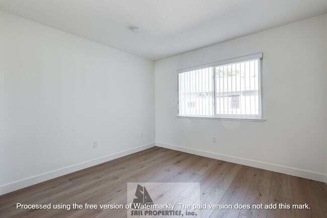 Building Photo - Welcome to this charming two-story home located in the vibrant Huntington Beach