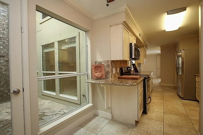 Building Photo - 5228 Woodlawn Pl