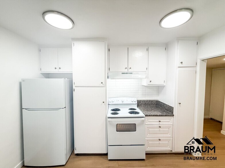 Building Photo - 5252 Hermitage Ave