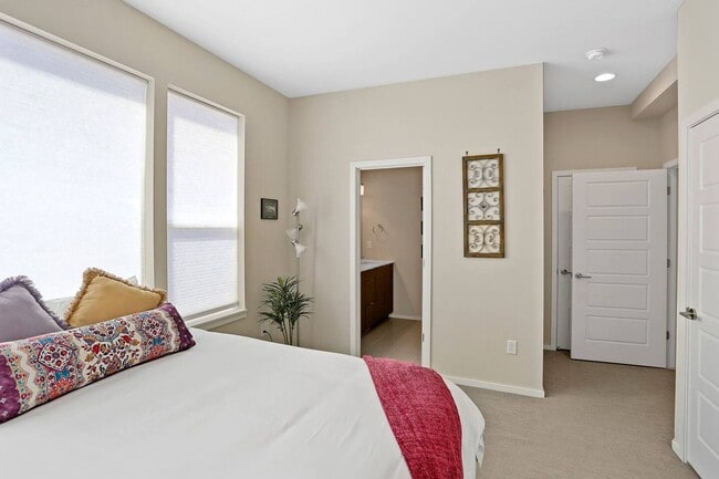 Building Photo - City View Haven: Modern 2-Bed Townhome in ...