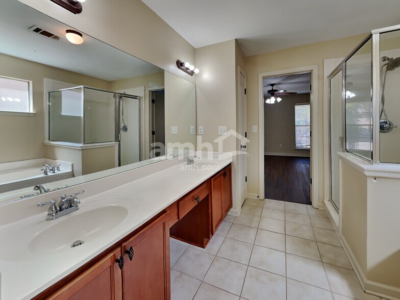 Building Photo - 10221 Eveninghill Dr