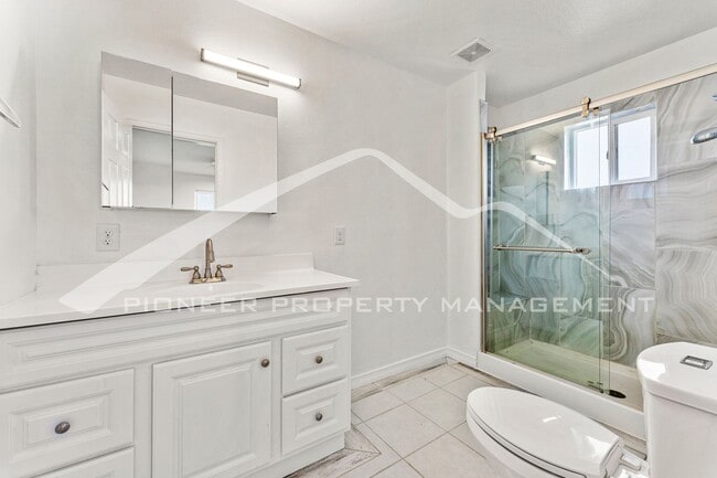 Building Photo - Upper Level Half Duplex with Central A/C and In-Unit Laundry