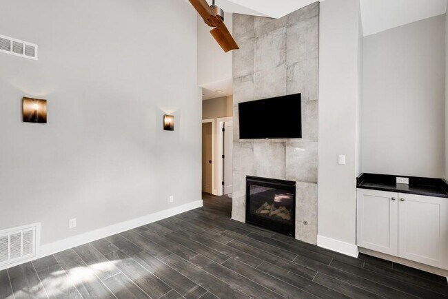 Building Photo - 240 Renaissance Pkwy NE