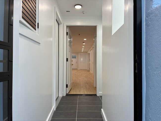 Building Photo - 716 11TH St