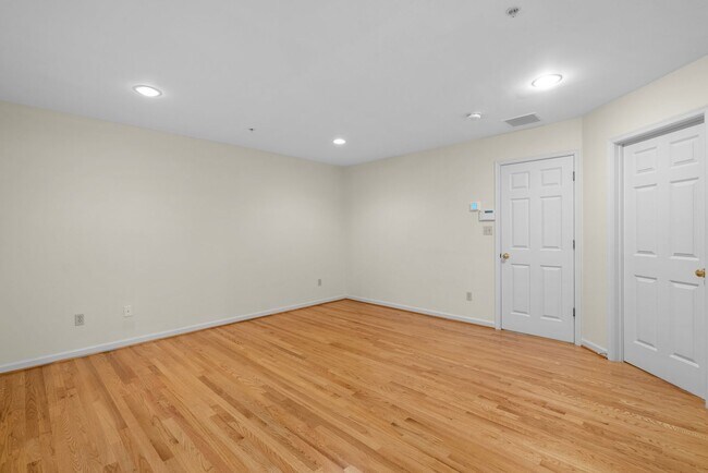 Building Photo - 3 Bed 3.5 Bath - Rockville Townhome - 2 Ca...