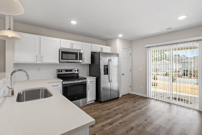 Building Photo - 3 bd 2.5 Ba Townhouse