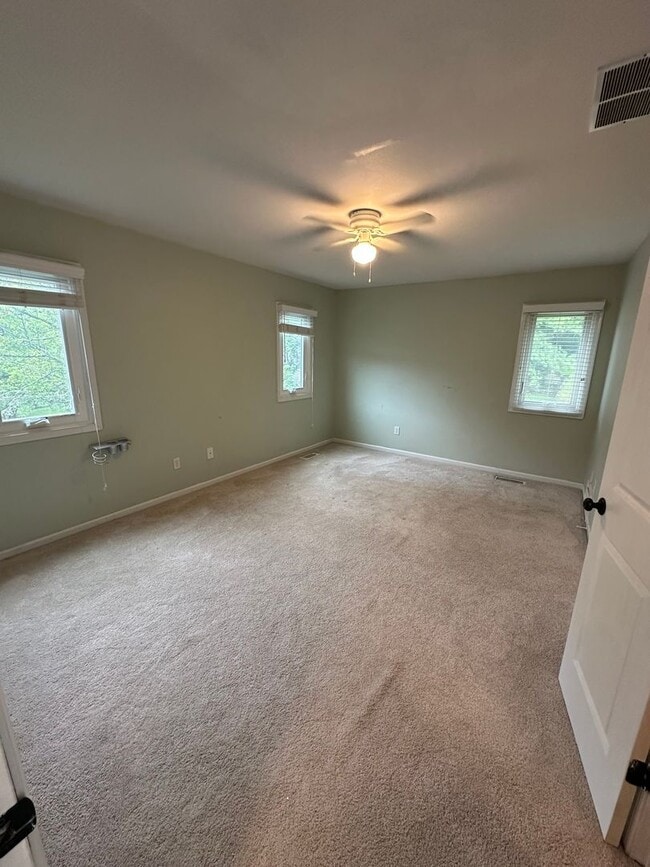 Building Photo - Beautiful 3BR/2.5BA Townhome