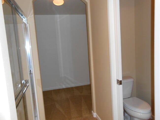 Building Photo - VIDEOTOUR: Stunning Home with Lots of Spac...