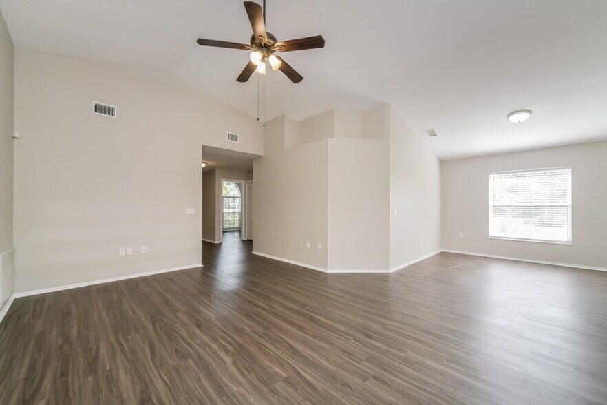 Building Photo - 224 Kingshill Ct SE