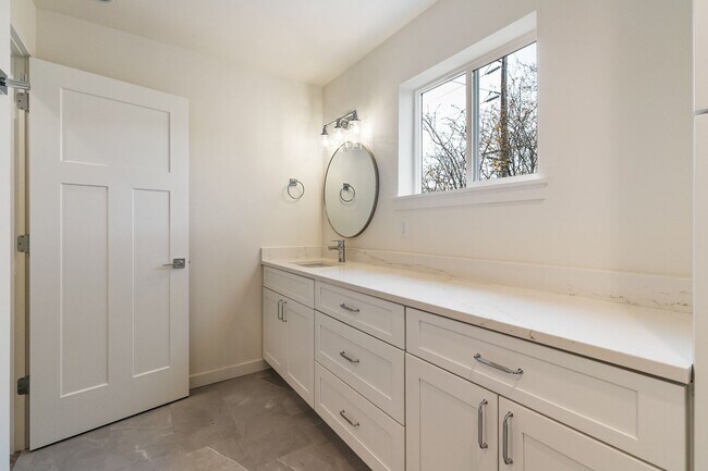 Building Photo - Halleck Townhomes Triplex