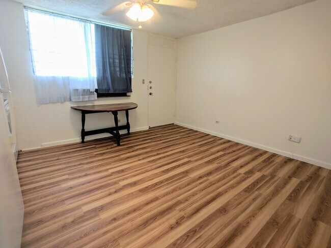 Building Photo - Partly Furnished 1-Bedroom 1 Bath with No Parking at Hawaiian Crown in Waikiki