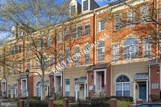Building Photo - 1881 Crescent Park Dr