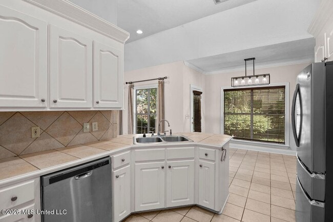 Building Photo - 102 Avery Forest